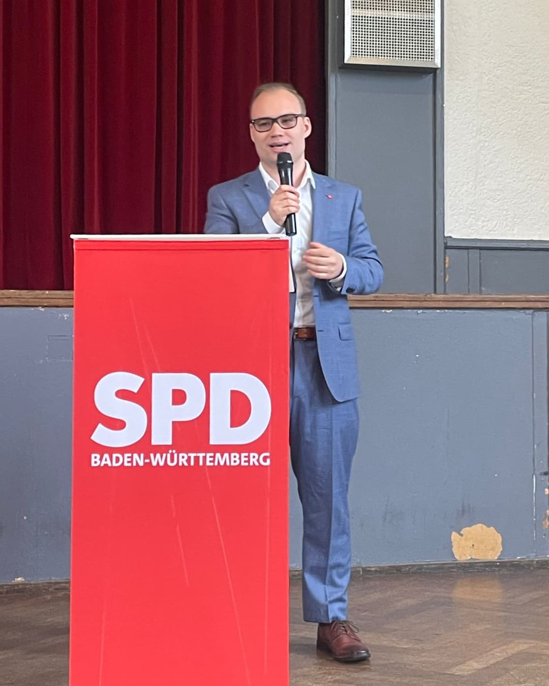 Davis Riedel beim Europa-Kreisparteitag am Rednerpult